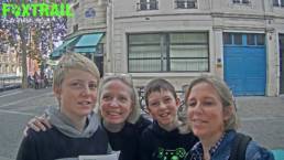 Une équipe sur le jeu de piste Foxtrail à Paris en famille