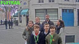 Une équipe d'élèves sur le jeu de piste Foxtrail à Paris