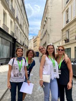 Une équipe feminine sur le jeu de piste Foxtrail à Paris