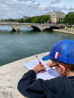 Un enfant sur le jeu de piste Foxtrail à Paris
