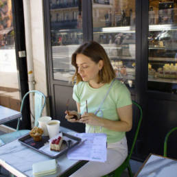 Un participant sur le jeu de piste Foxtrail à Paris pause cafe